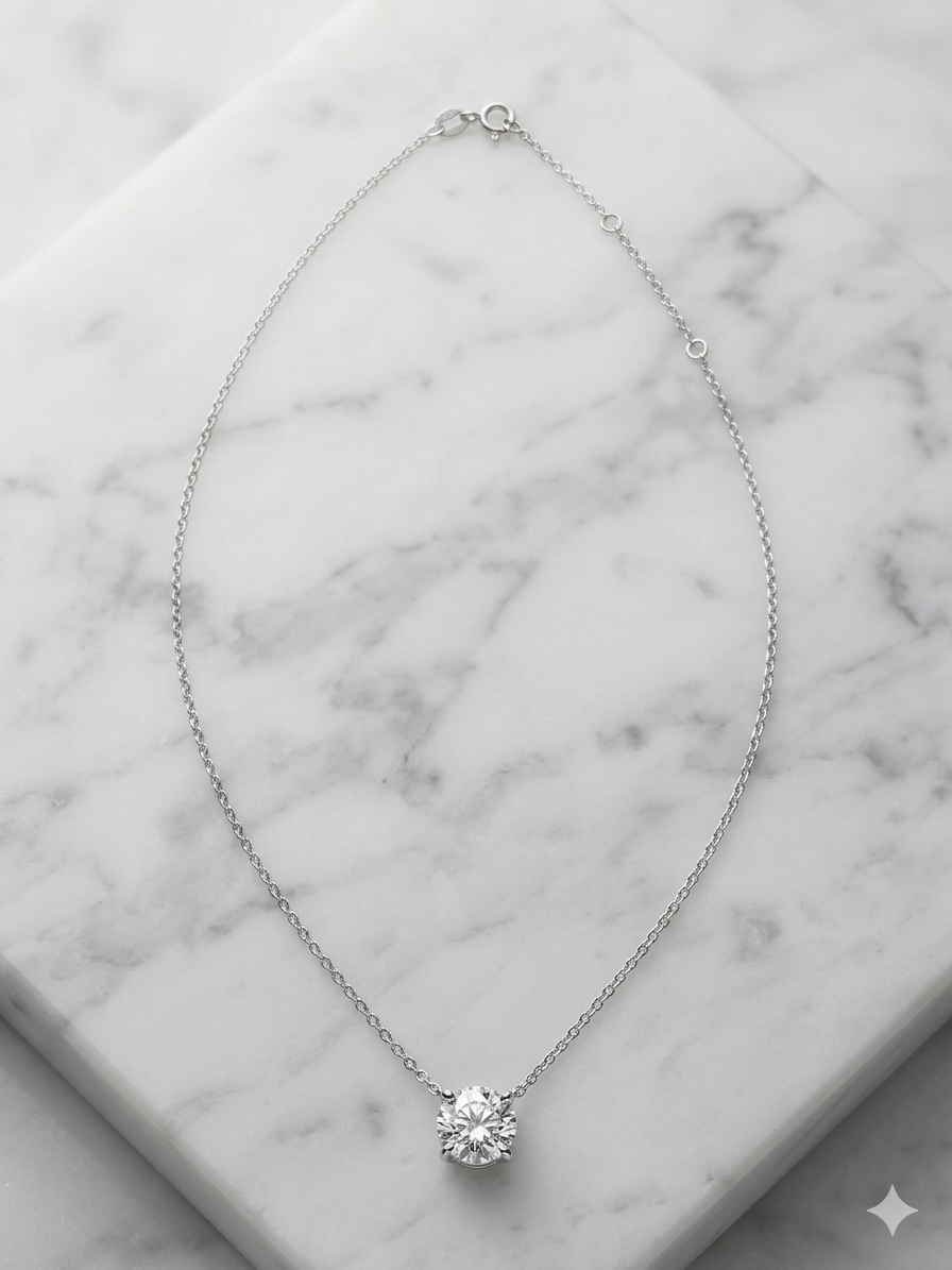 Collar de solitario de talla brillante en plata de ley