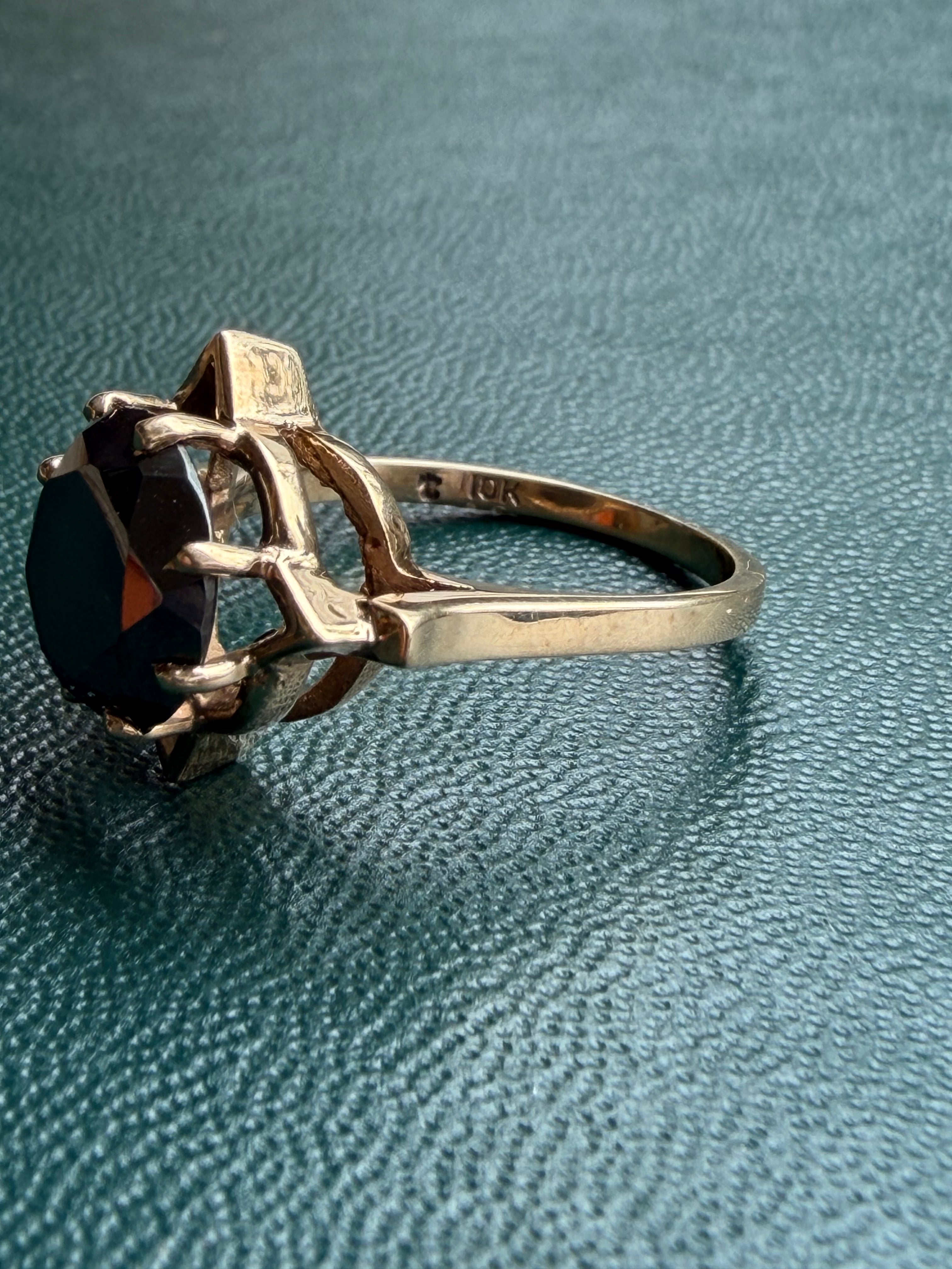 Vintage 10K Gold Hematite Star Prong Solitaire Ring