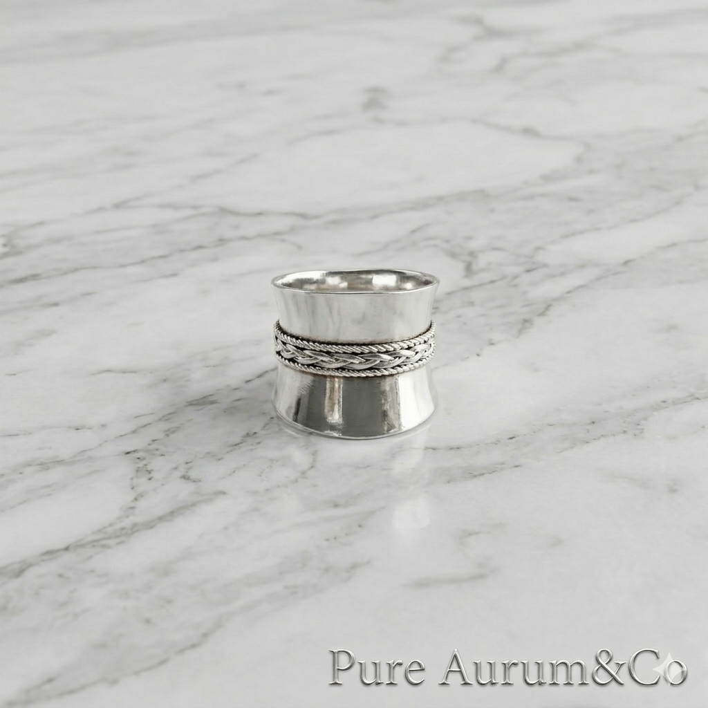 Anillo tipo cigarro ancho y cónico con detalle trenzado