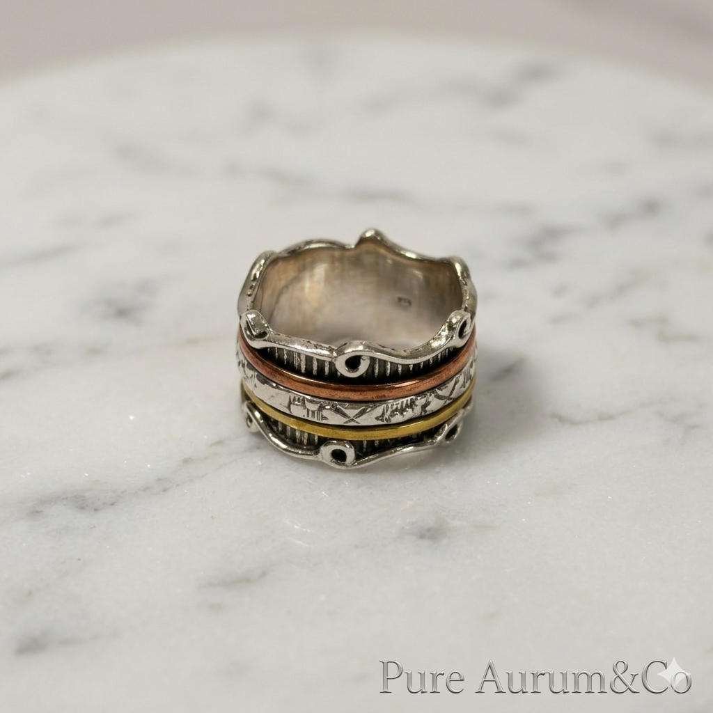 Anillo giratorio grabado tricolor con borde ondulado